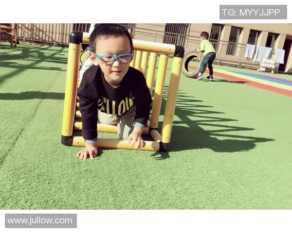 足球明星儿子们的成长瞬间壁纸精选展现他们的运动天赋与家庭温情