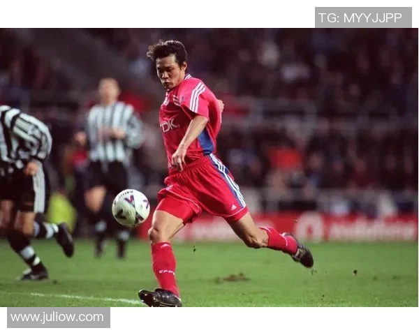 足球明星的O型腿现象探讨及其对运动表现的影响分析