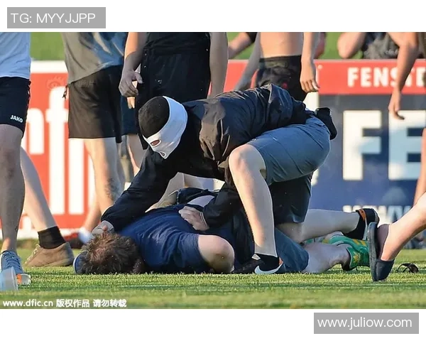 足球明星私密按摩视频曝光引发热议球迷反应不一